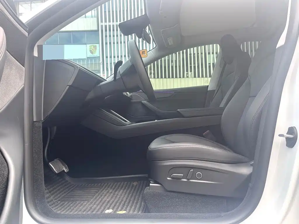 Tesla Model Y — миниатюра 10