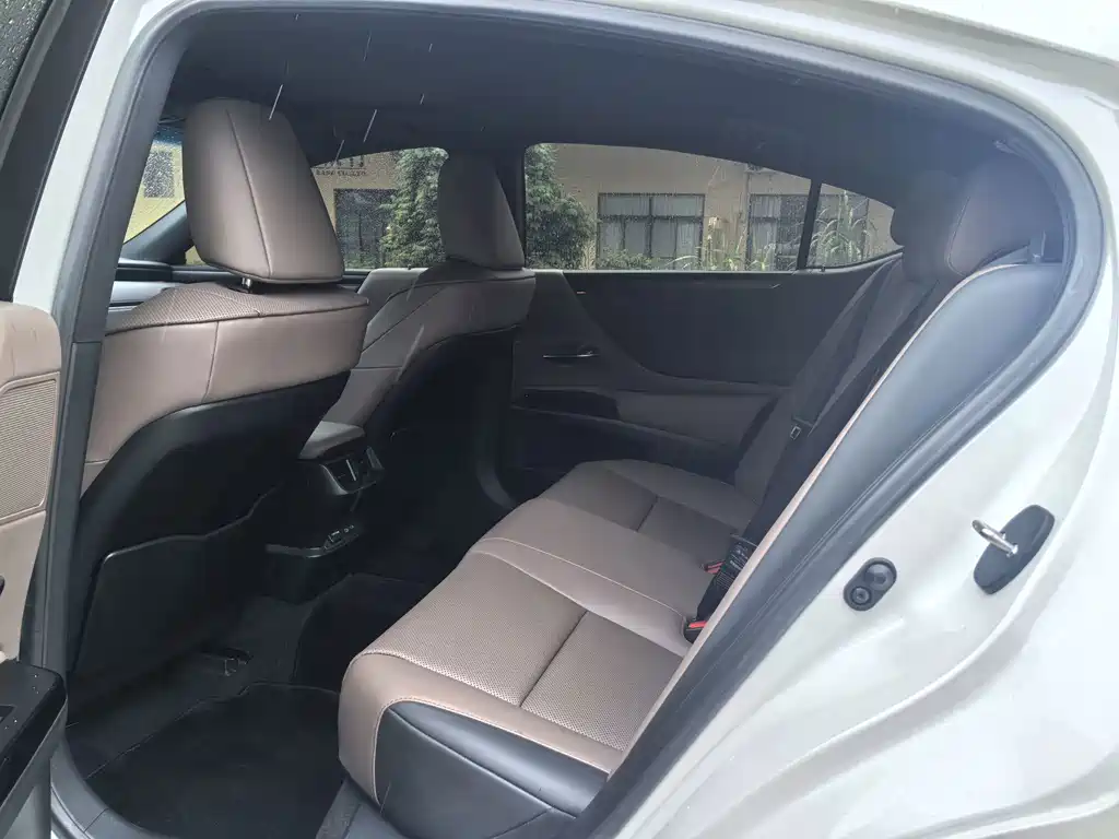 Lexus ES — миниатюра 9