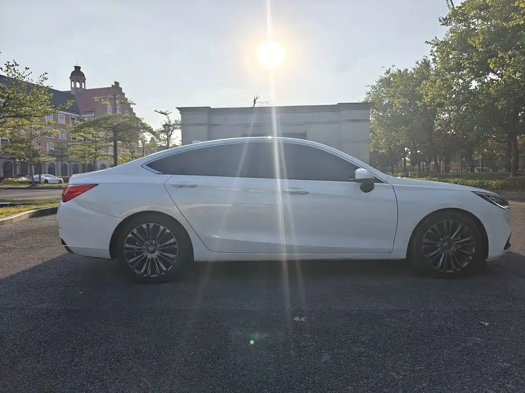 Hongqi Hongqi H5 — миниатюра 15
