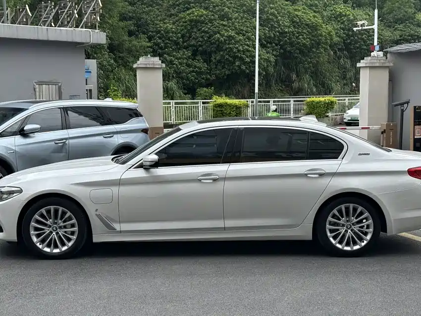 BMW 5 Series New Energy — миниатюра 7