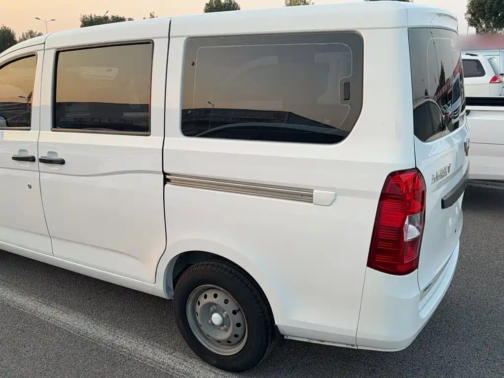 Wuling Rongguang V — миниатюра 4