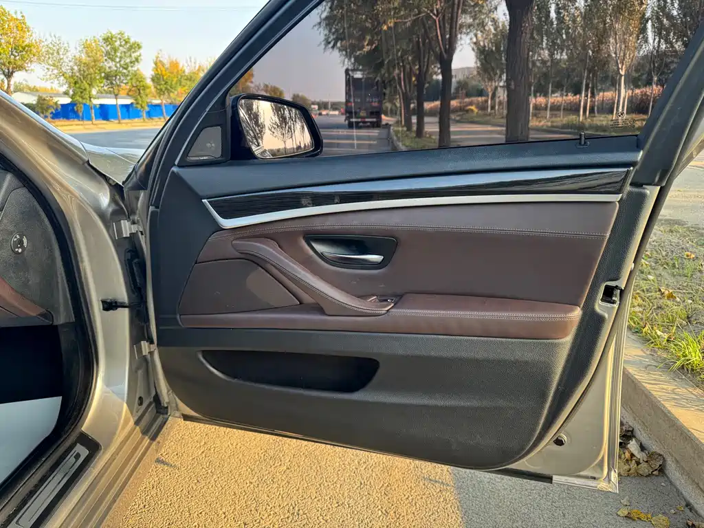 BMW 5 Series — миниатюра 12