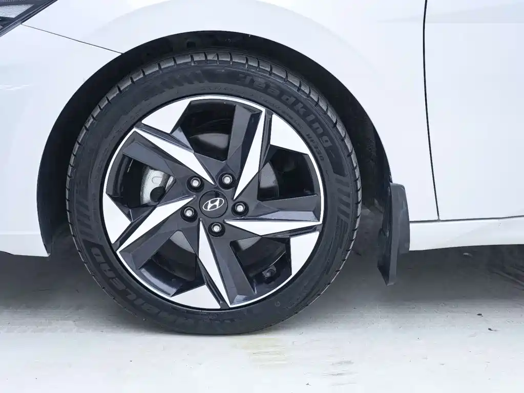 Hyundai Elantra — миниатюра 10