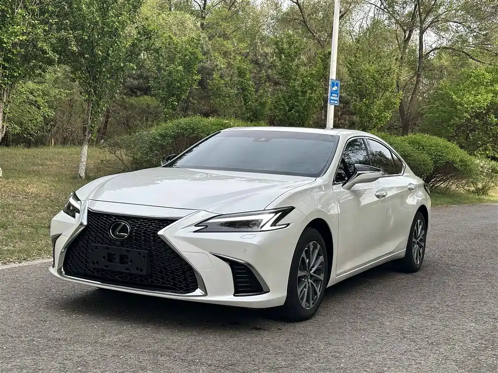 Lexus ES 2025