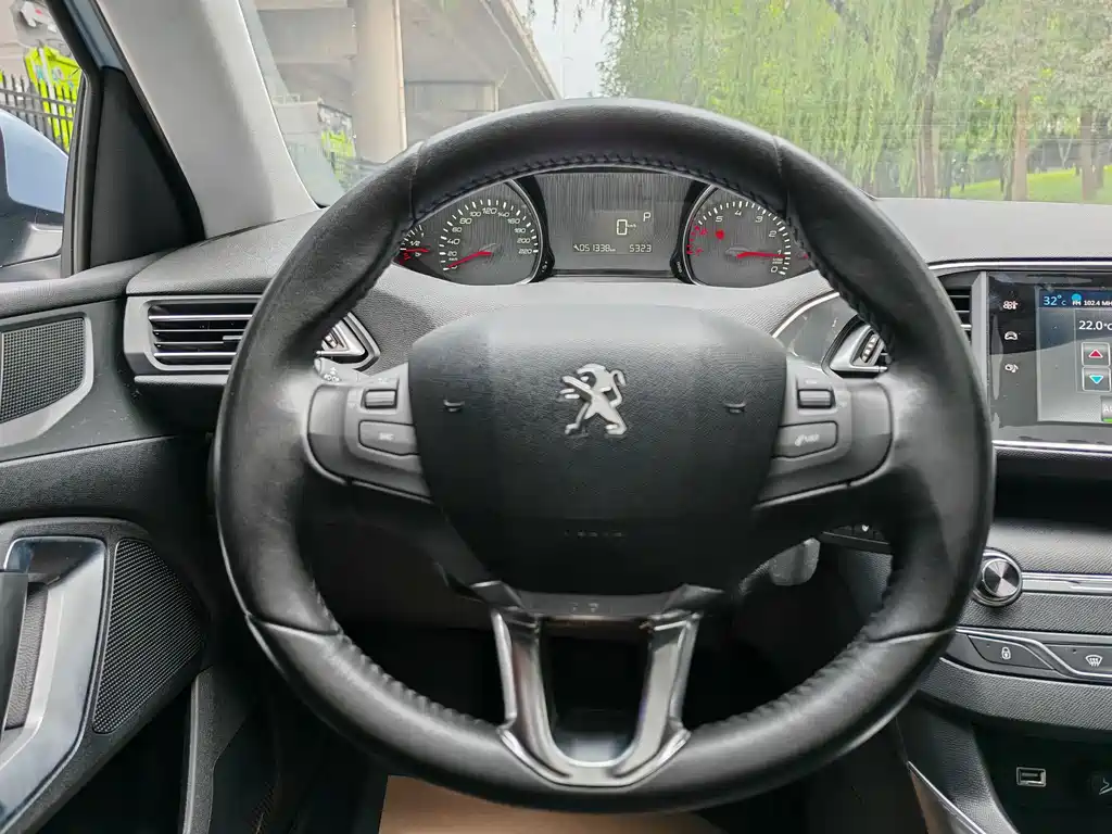 PEUGEOT 308S