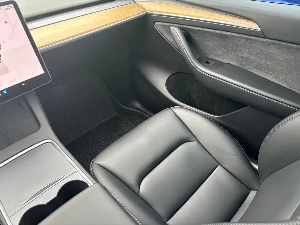Tesla Model Y — миниатюра 8