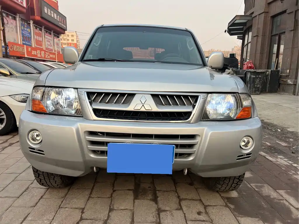 Mitsubishi Pajero — миниатюра 2