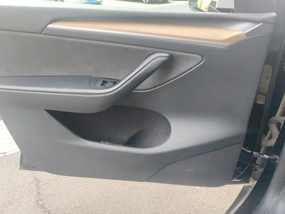 Tesla Model Y — миниатюра 7