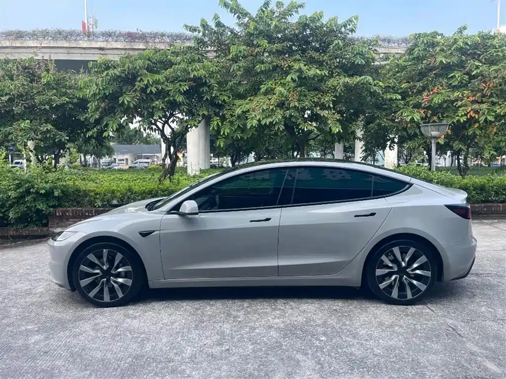 Tesla Model 3 — миниатюра 9