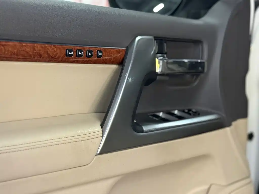 Toyota Land Cruiser — миниатюра 10