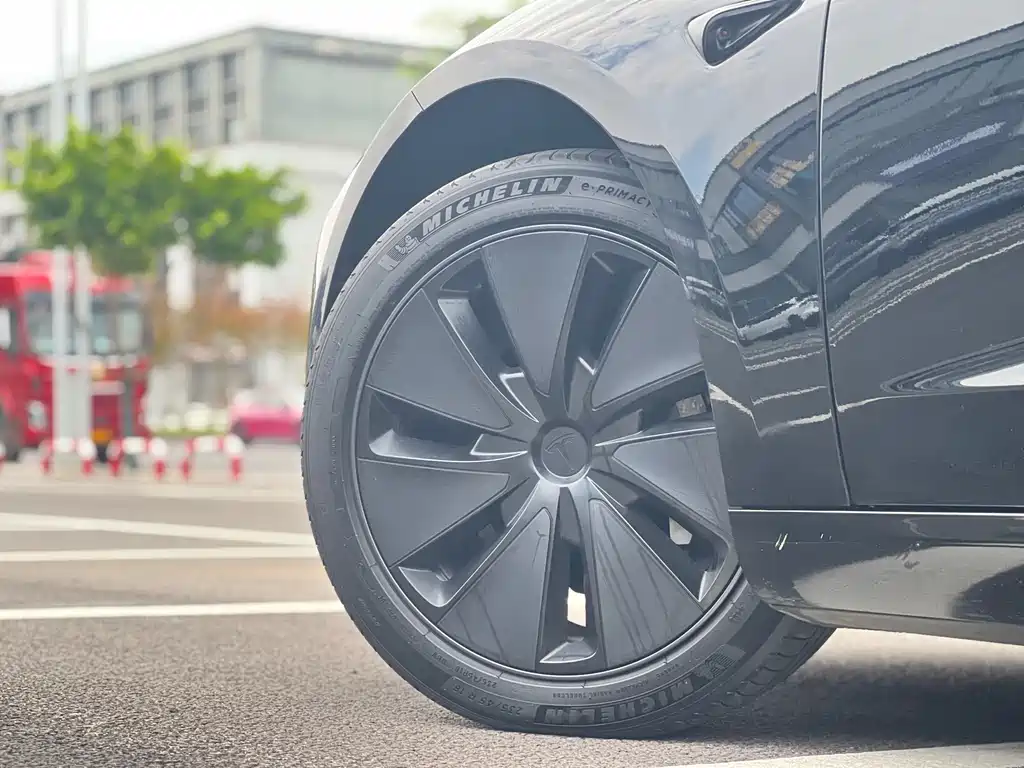 Tesla Model 3 — миниатюра 12