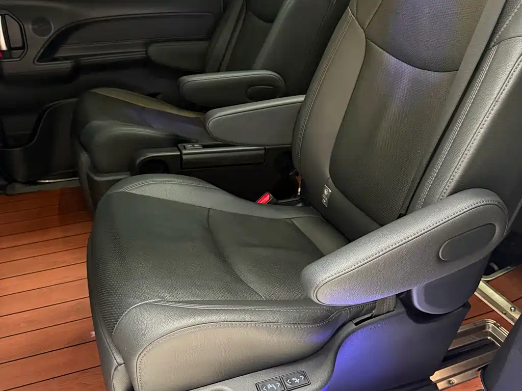 Toyota Sienna — миниатюра 5