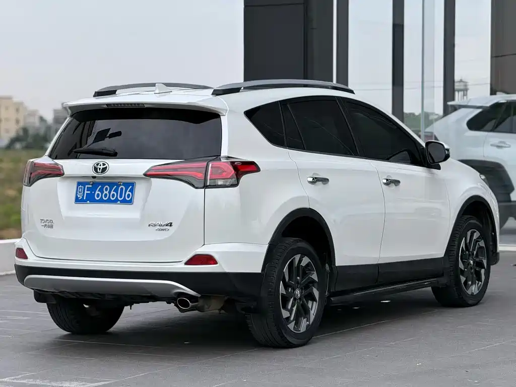 Toyota RAV4 — миниатюра 4