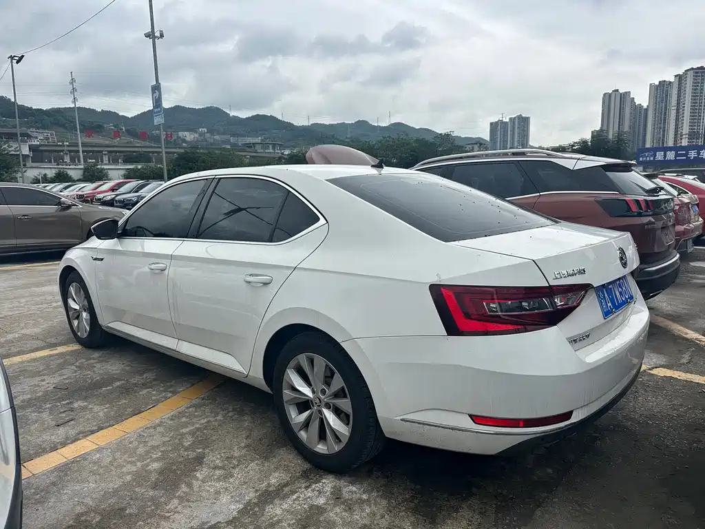 Skoda Superb — миниатюра 7