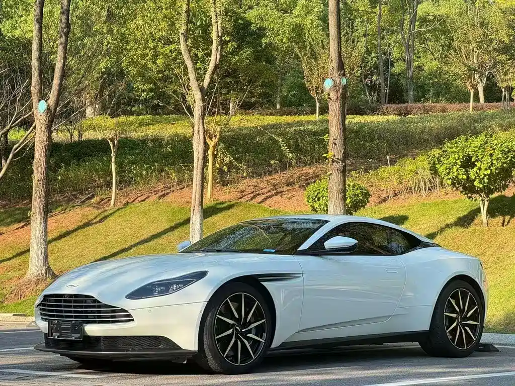 ASTON MARTIN DB11