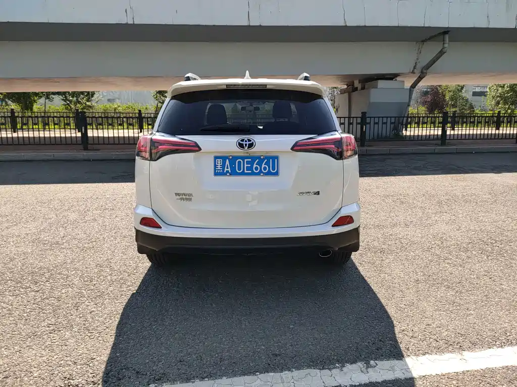 Toyota RAV4 — миниатюра 5