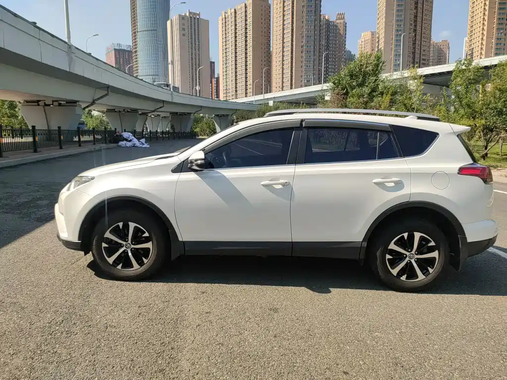 Toyota RAV4 — миниатюра 3