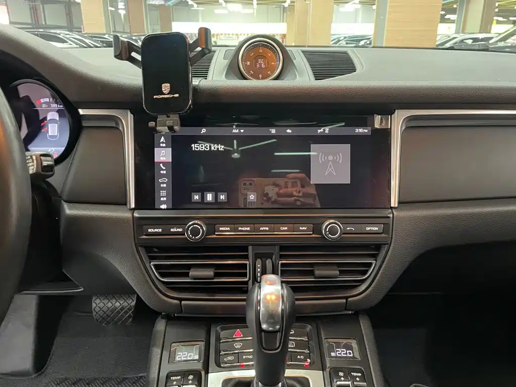 Porsche Macan — миниатюра 3