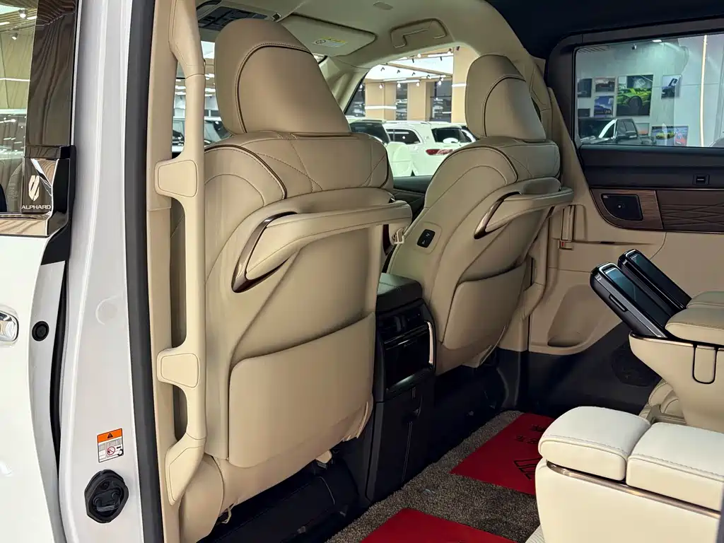 Toyota Alphard — миниатюра 18