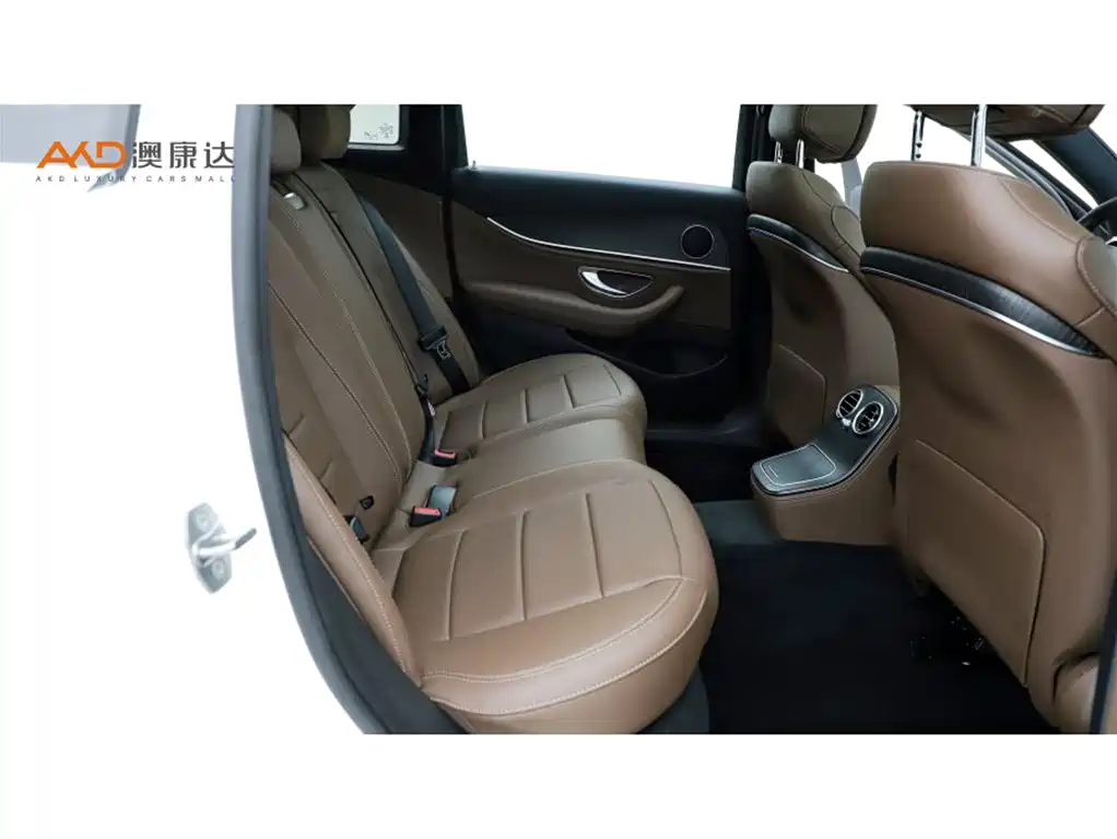 Mercedes-Benz E-Class — миниатюра 8