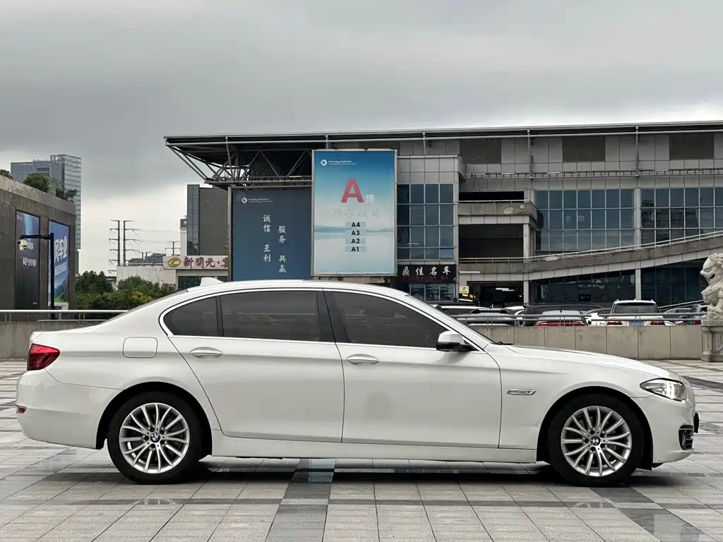 BMW 5 Series — миниатюра 7