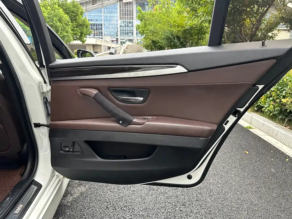 BMW 5 Series — миниатюра 21