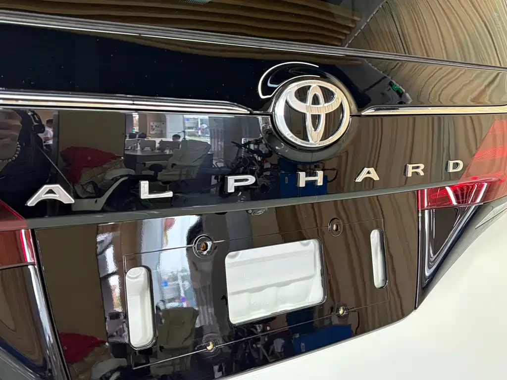 Toyota Alphard — миниатюра 22