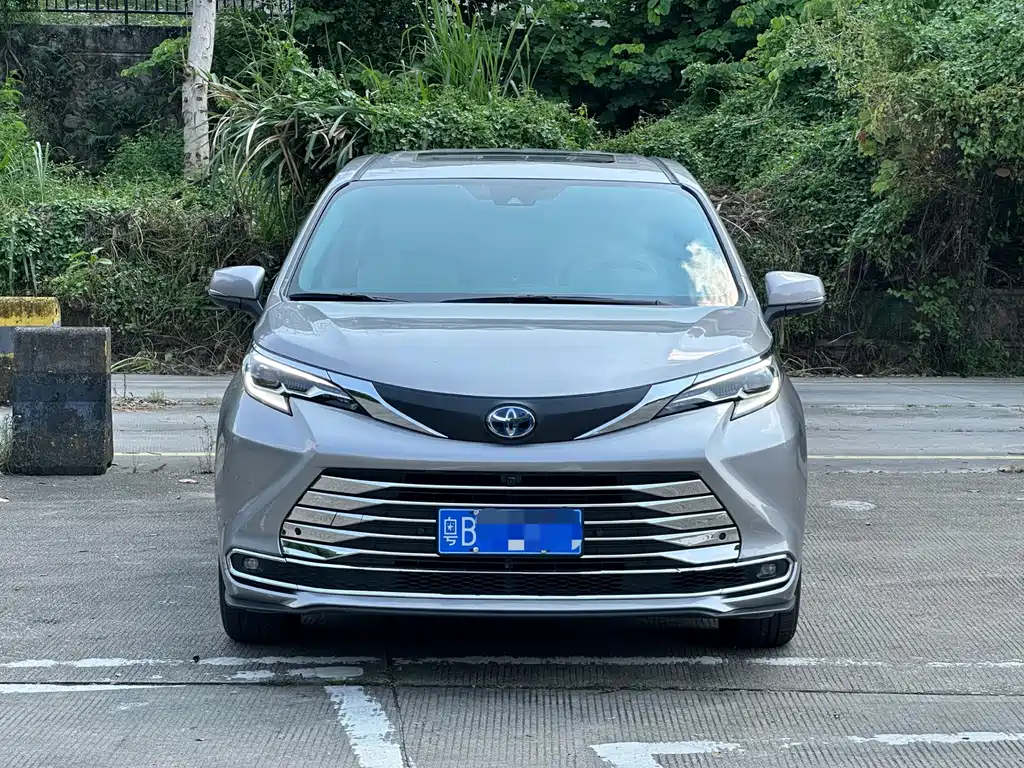 Toyota Sienna — миниатюра 3