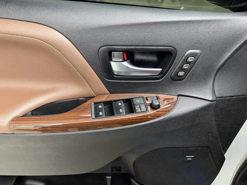 Toyota Sienna — миниатюра 8