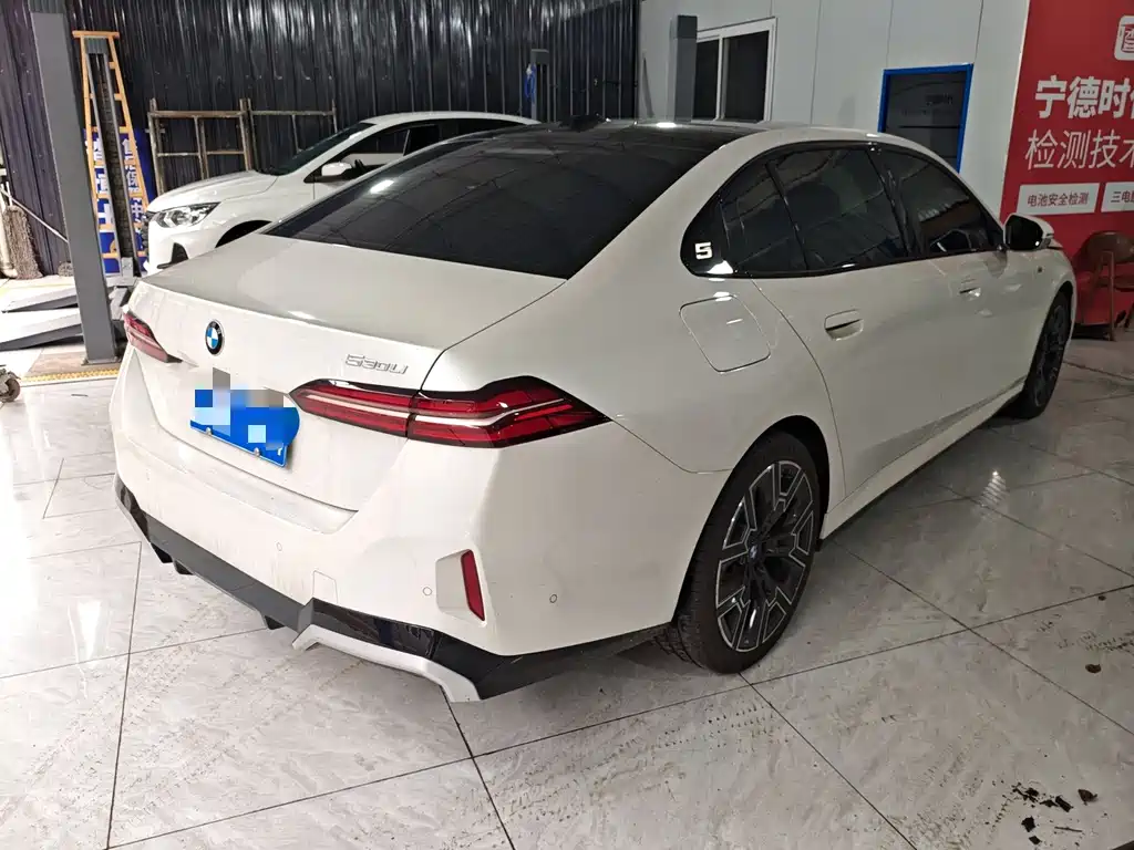 BMW 5 Series — миниатюра 8