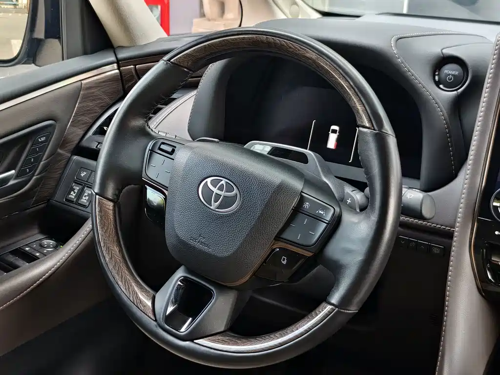 Toyota Alphard — миниатюра 12