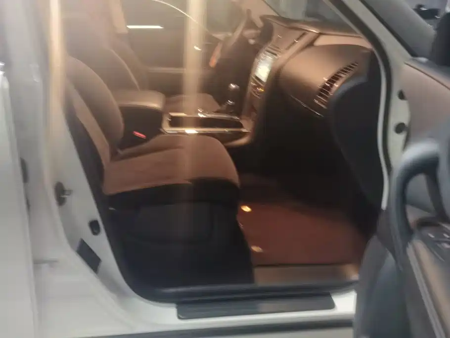 Nissan Patrol — миниатюра 8