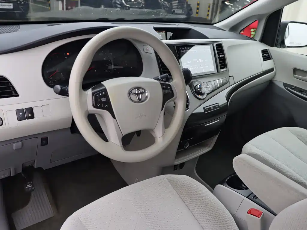 Toyota Sienna — миниатюра 6