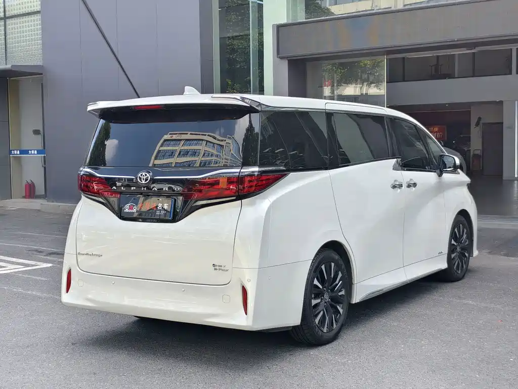 Toyota Alphard — миниатюра 3