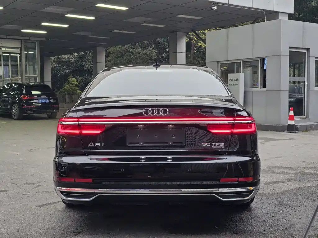 AUDI A8