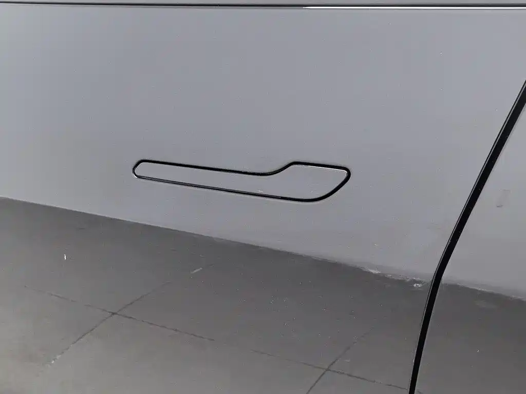 Tesla Model Y — миниатюра 18