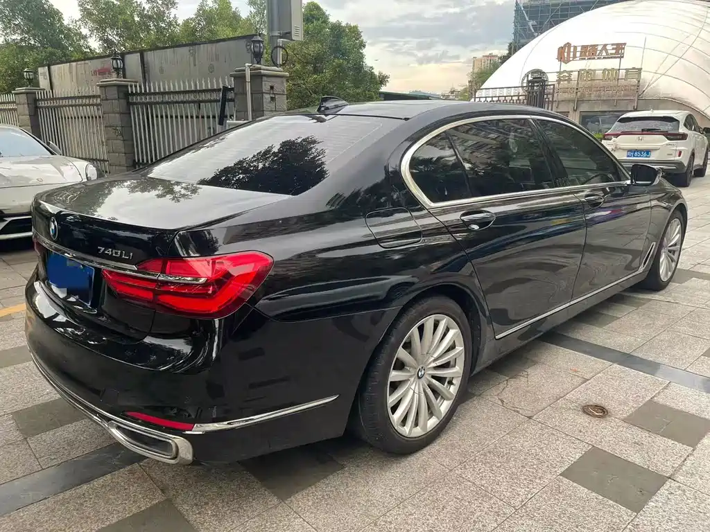 BMW 7 Series — миниатюра 6