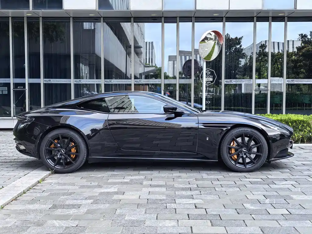 Aston Martin DB11 — миниатюра 5