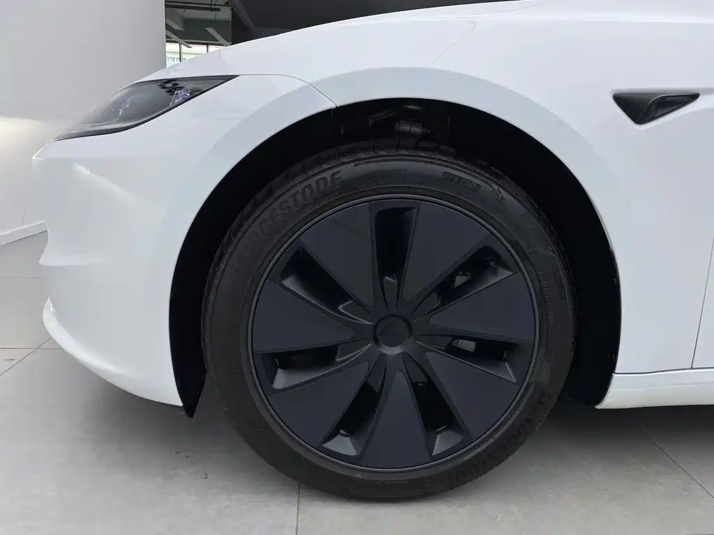 Tesla Model 3 — миниатюра 6