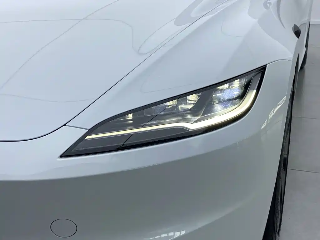 Tesla Model 3 — миниатюра 4