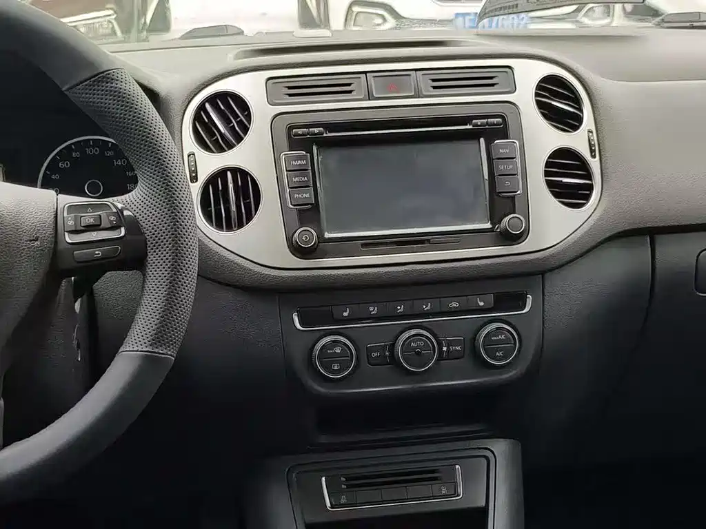 Volkswagen Tiguan 2015 1.8TSI AT Luxury