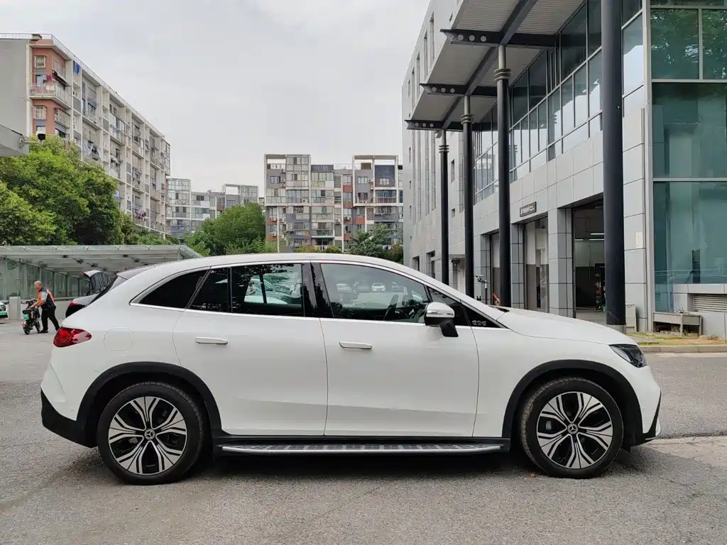 Mercedes-Benz EQE SUV — миниатюра 6