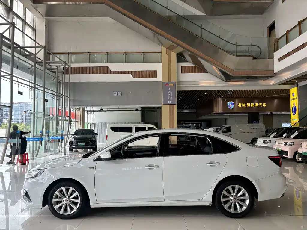 Roewe i6 New Energy — миниатюра 5