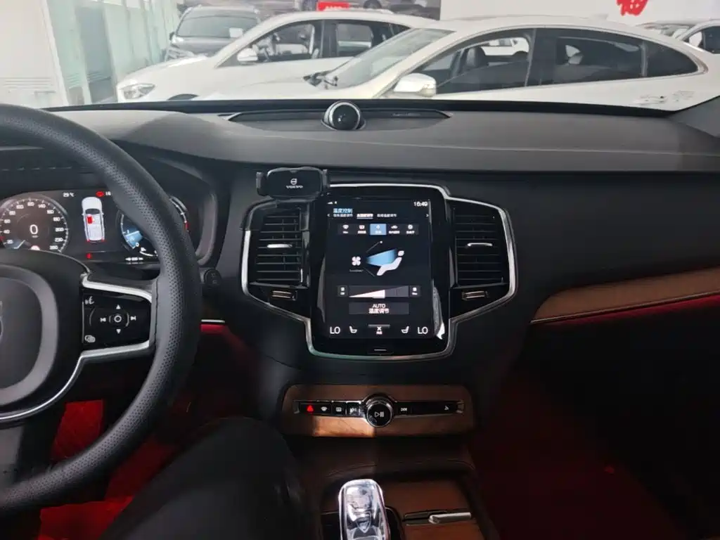 Volvo XC90 — миниатюра 10