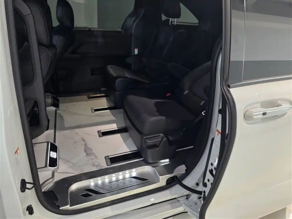 Toyota Granvia — миниатюра 4