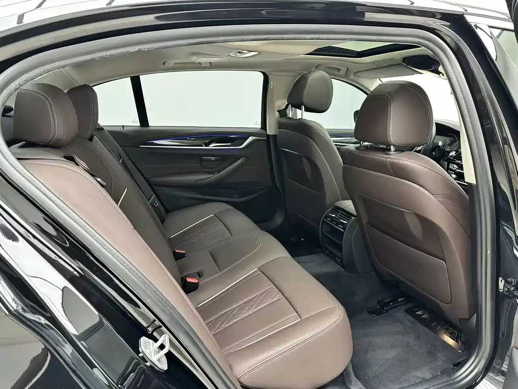 BMW 5 Series — миниатюра 5
