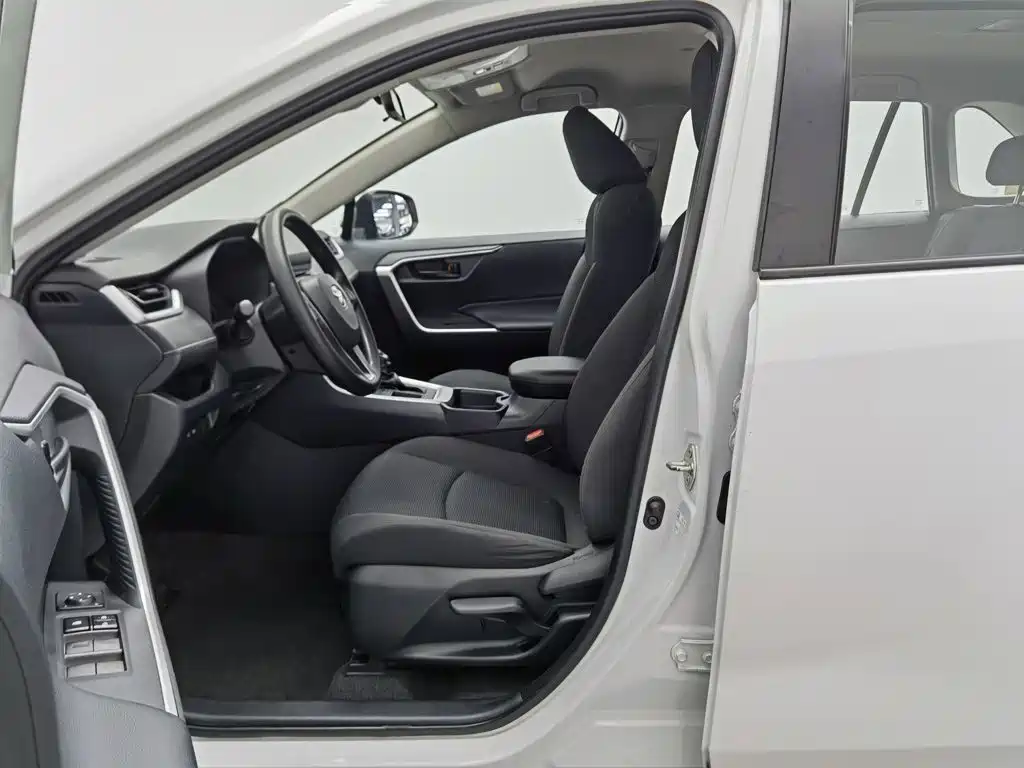 Toyota RAV4 — миниатюра 10