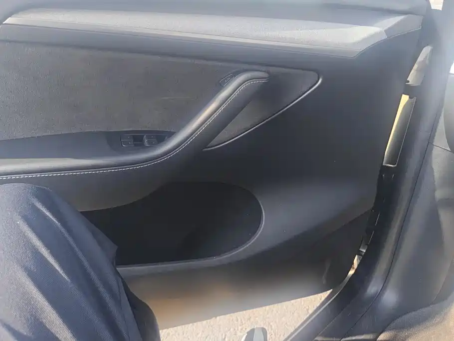 Tesla Model Y — миниатюра 7