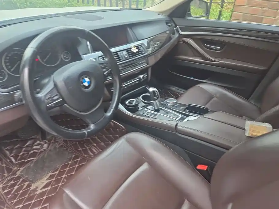 BMW 5 Series — миниатюра 12