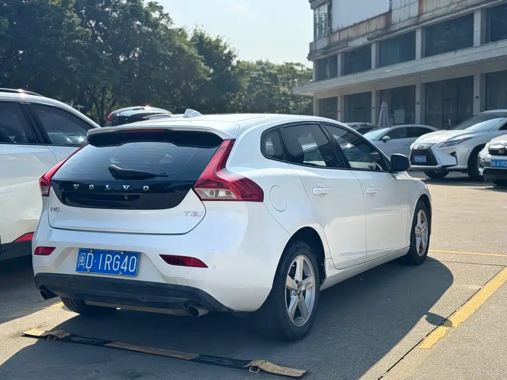 VOLVO V40